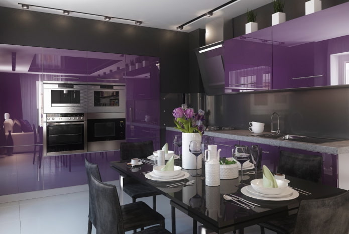 design della cucina nei toni del nero e del viola