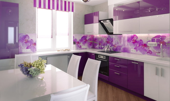 decorazione da cucina nei toni del viola