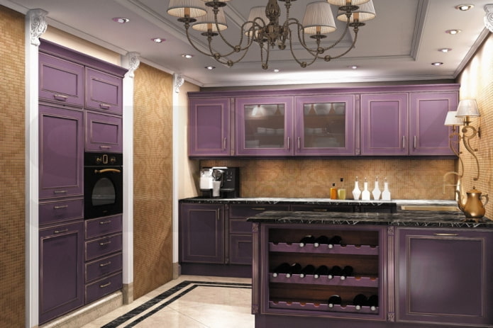cucina nei toni del viola in stile classico