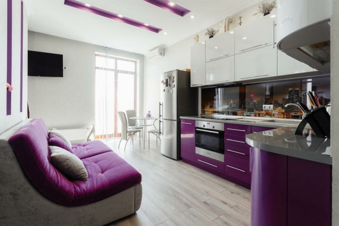 mobili nell'interno della cucina nei toni del viola
