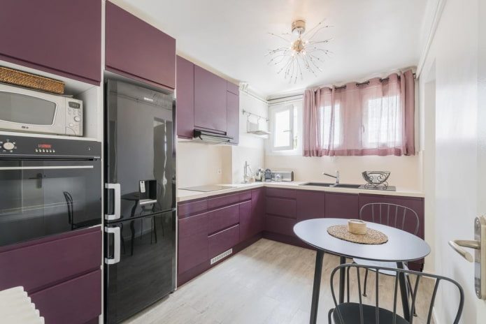mobili nell'interno della cucina nei toni del viola