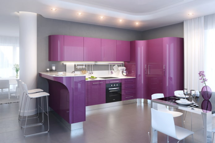 decorazione e illuminazione nell'interno della cucina nei toni del viola