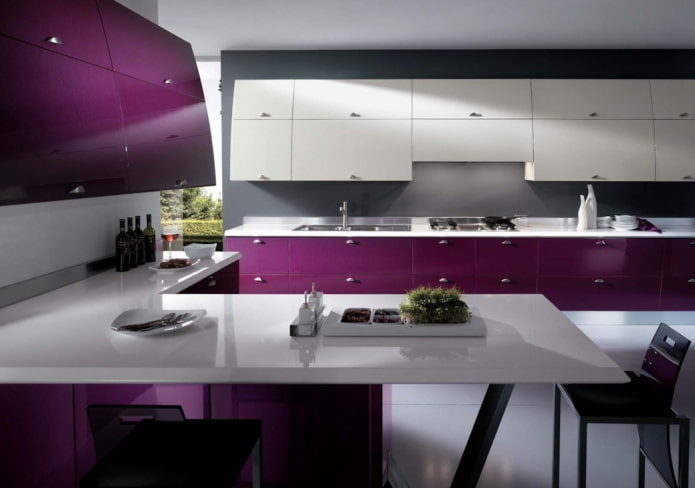 cucina nei toni del viola in stile hi-tech