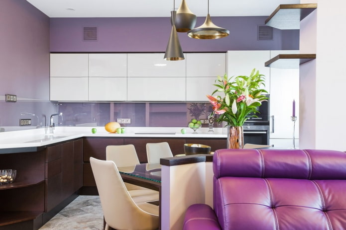 decorazione e illuminazione nell'interno della cucina nei toni del viola