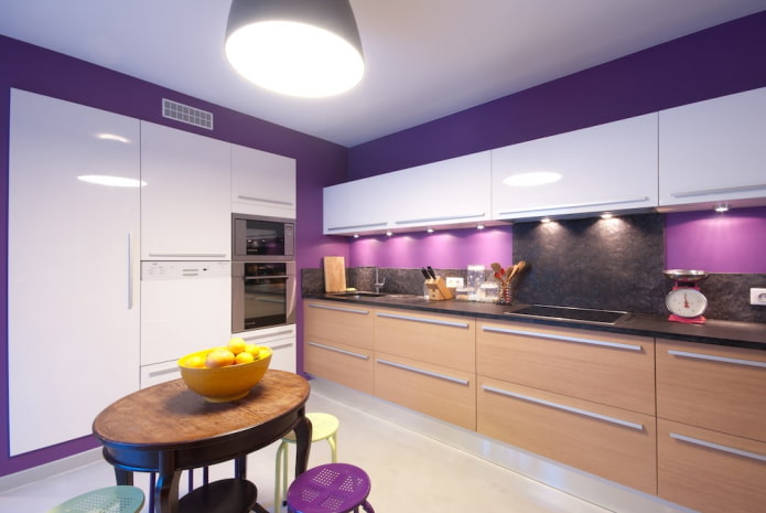 decorazione della cucina nei toni del viola