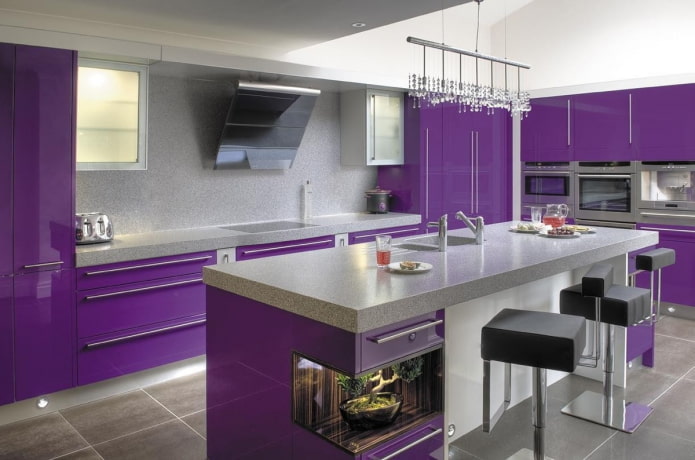 mobili nell'interno della cucina nei toni del viola