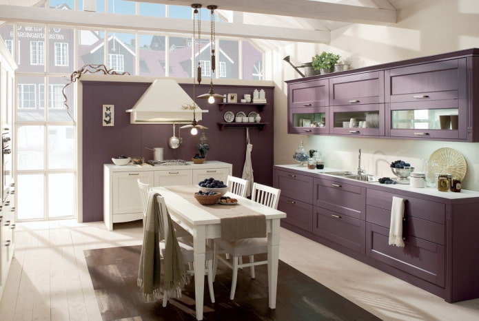 cucina nei toni del viola in stile provenzale