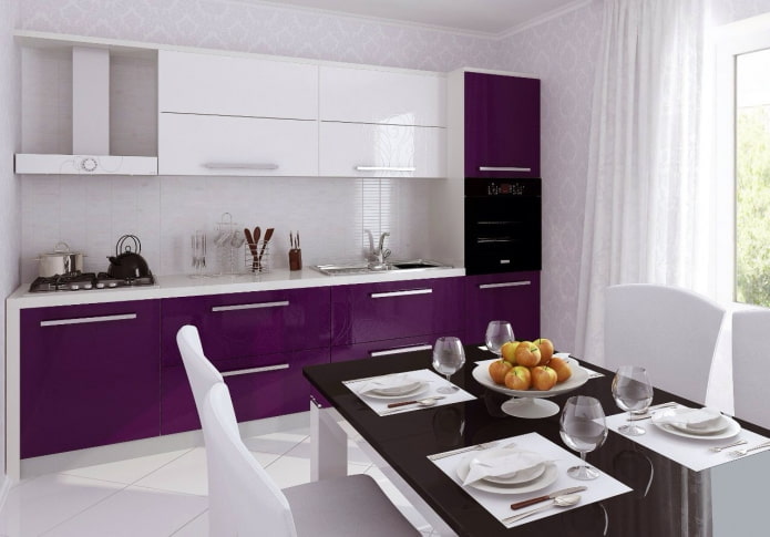 design della cucina nei toni del bianco e del viola