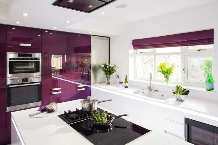 design della cucina nei toni del bianco e del viola