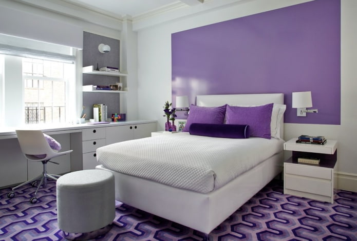 interno della camera da letto bianca e lilla