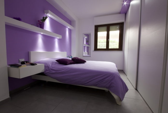 interno della camera da letto bianca e lilla