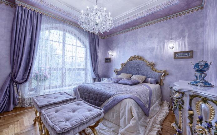 sfumature di lilla nell'interno della camera da letto