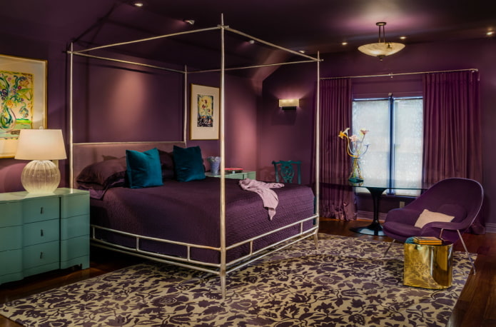 sfumature di lilla nell'interno della camera da letto