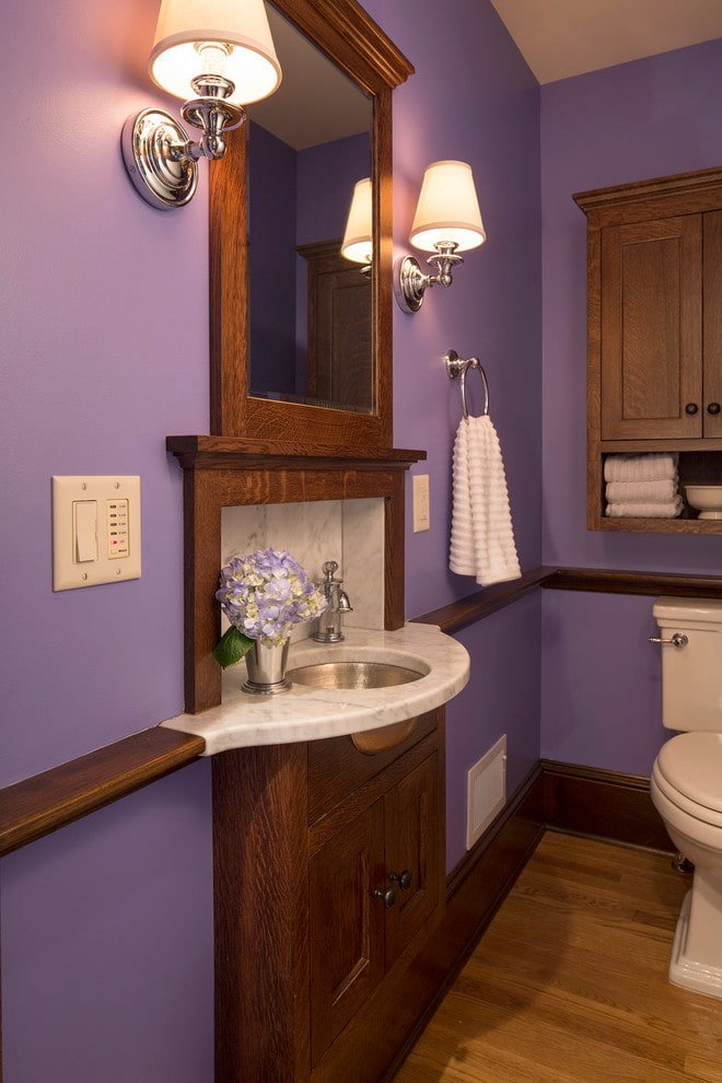 Bagno con mobili marroni
