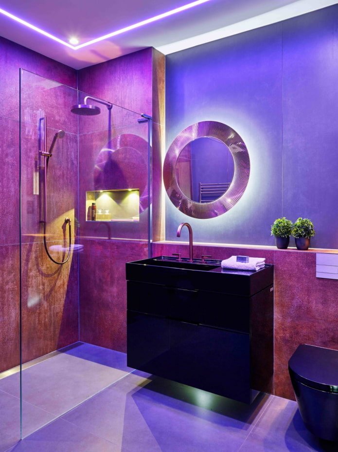 Bagno nero e viola con illuminazione