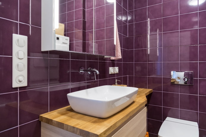 mobili in legno su uno sfondo di piastrelle viola