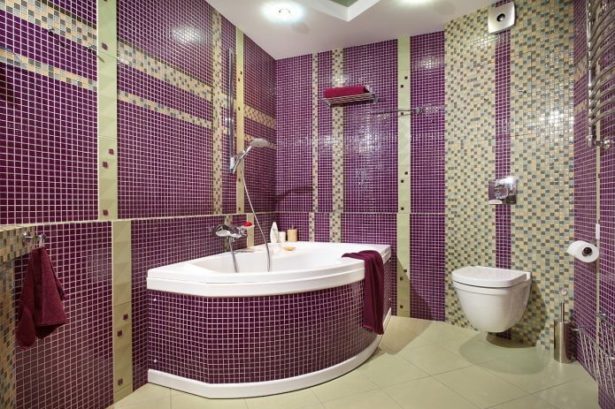vasca da bagno angolare con piastrelle a mosaico