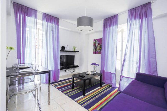 tulle viola in un soggiorno moderno