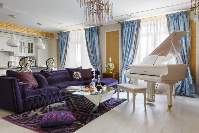 divano viola in un interno in stile fusion