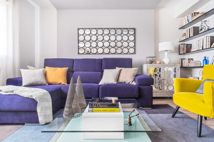 divano angolare viola brillante in stile moderno