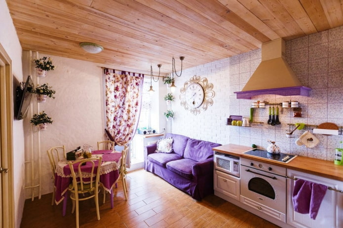 divano compatto nei toni del viola in cucina