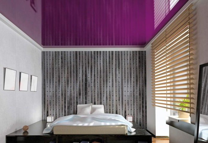 soffitto teso viola lucido in camera da letto