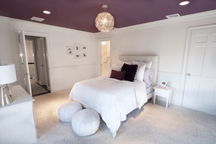 soffitto viola con pareti bianche