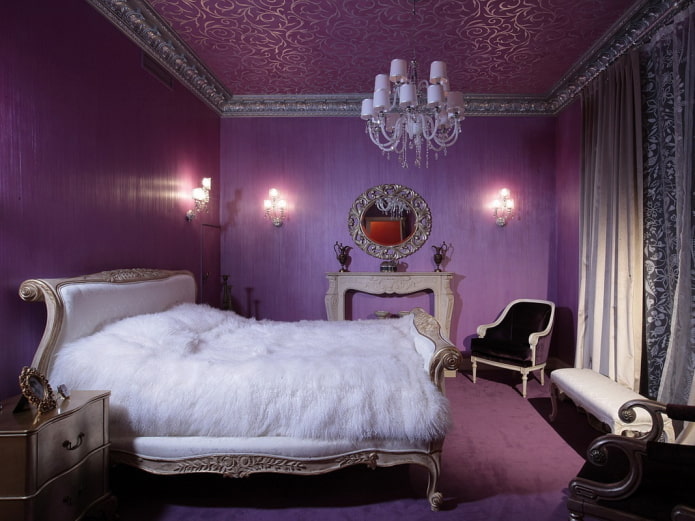 soffitto viola con motivi in camera da letto