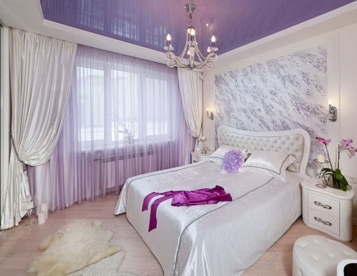 soffitto viola e bianco nella camera da letto