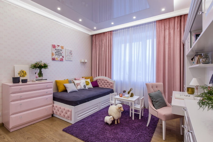 soffitto viola nella stanza dei bambini