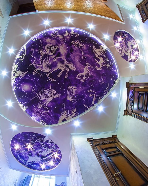 soffitto teso viola con motivo