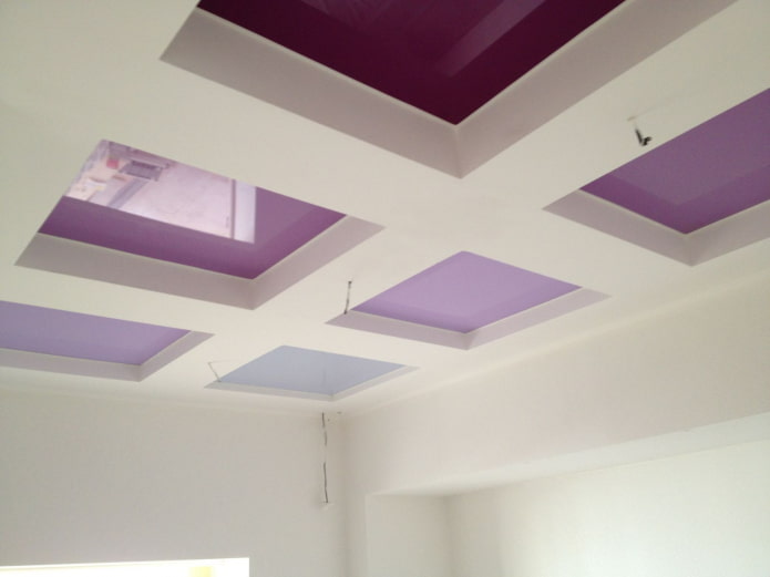 diverse tonalità di viola sul soffitto