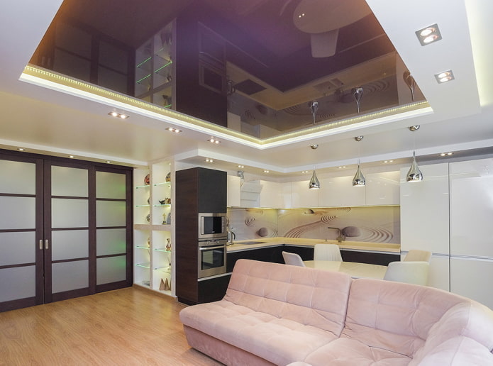 soffitto viola nel soggiorno