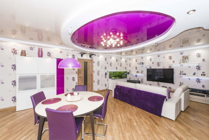 soffitto viola nel soggiorno
