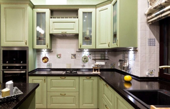 cucina verde con piano di lavoro nero