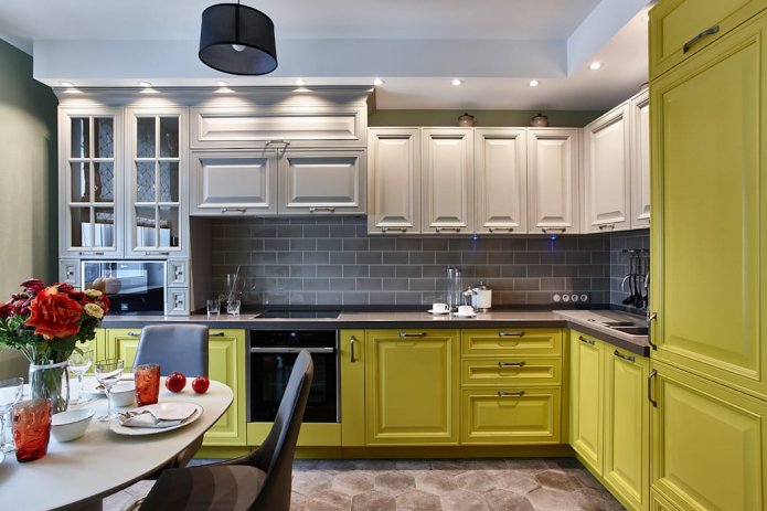 cucina colorata in stile classico