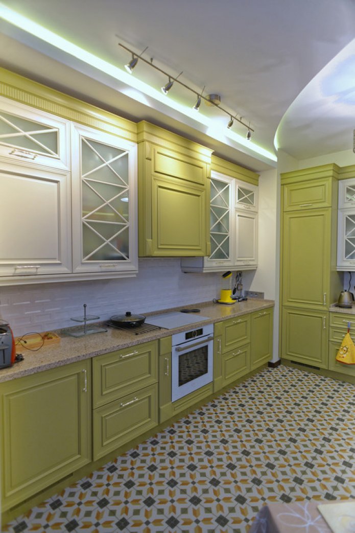 cucina in stile classico con maniglie dorate