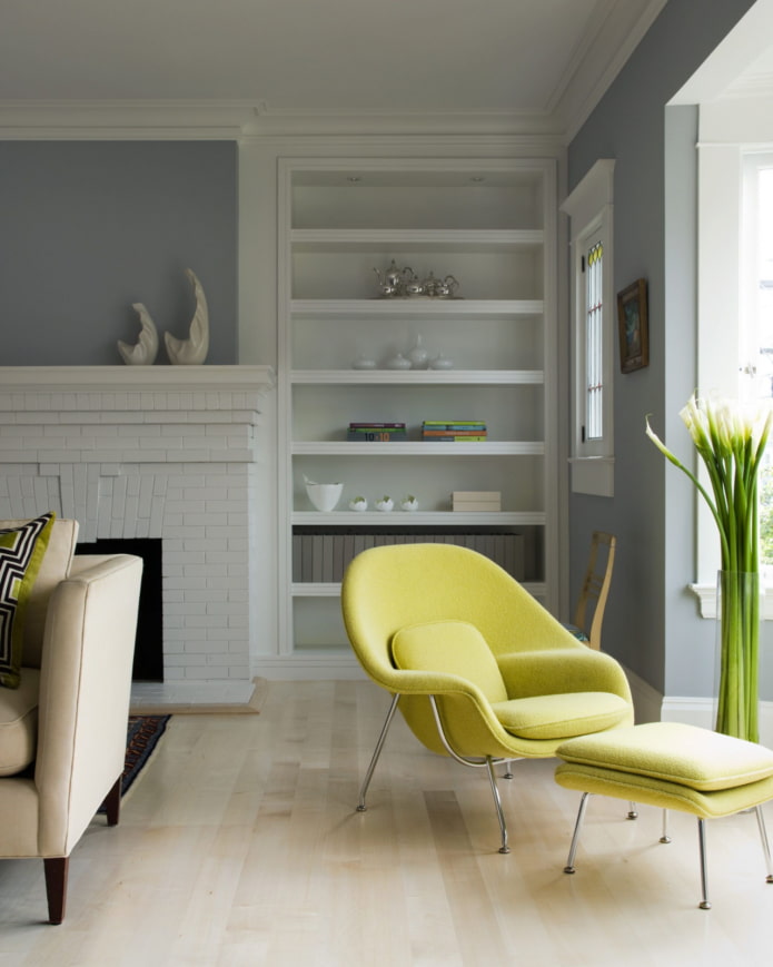 poltrona pistacchio in un interno moderno