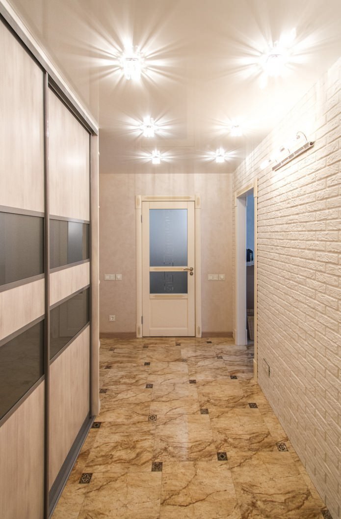 mattone bianco all'interno del corridoio