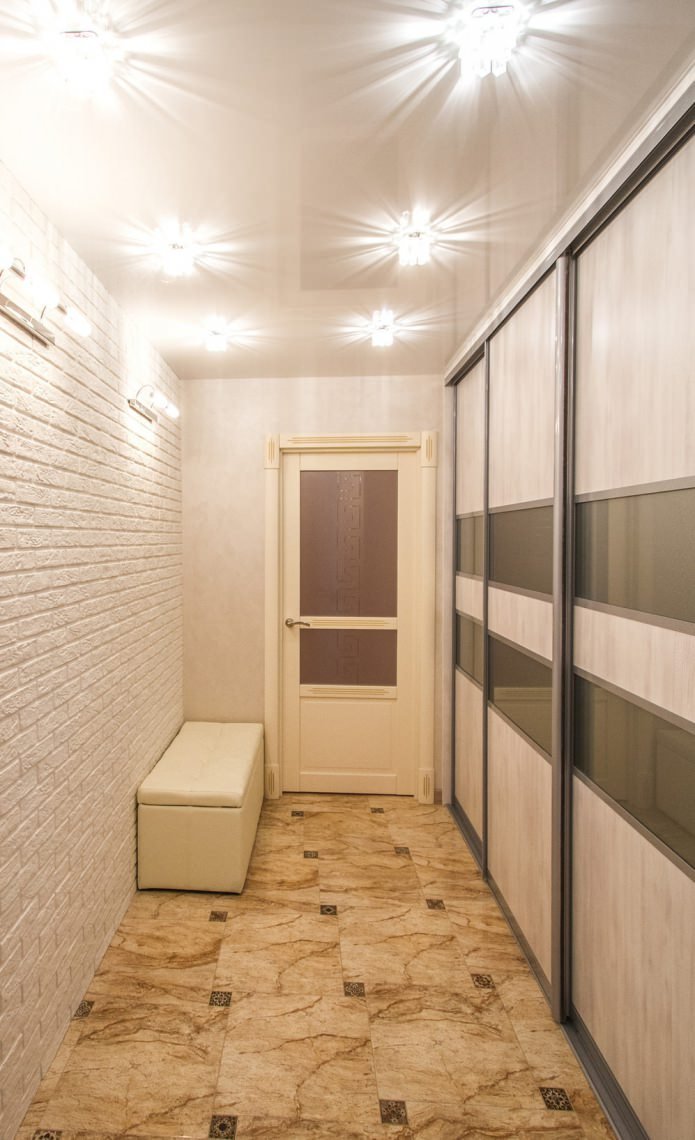 mattone bianco all'interno del corridoio