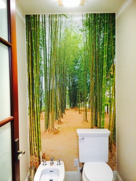 carta da parati "bambu che si estende in lontananza" nel bagno