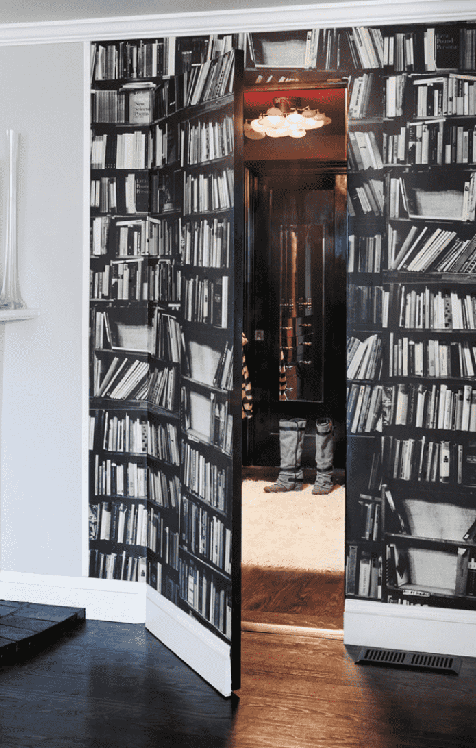 La porta e parte della parete sono decorate con la stampa di un libro