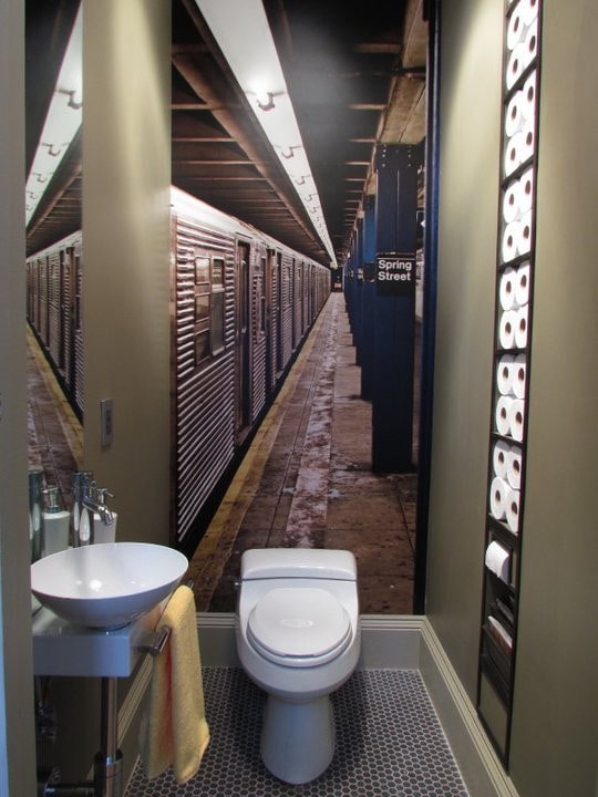 immagine con prospettiva sulla parete del bagno