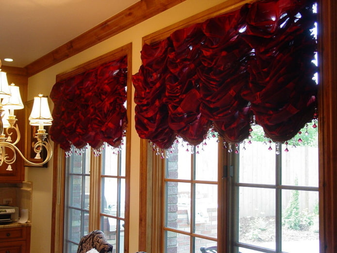 Tende rosse alla francese in un interno