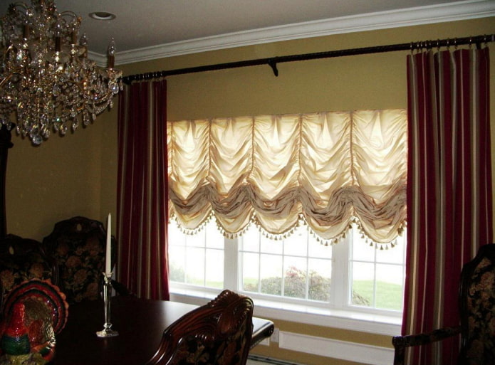 tende alla francese decorate con nappe