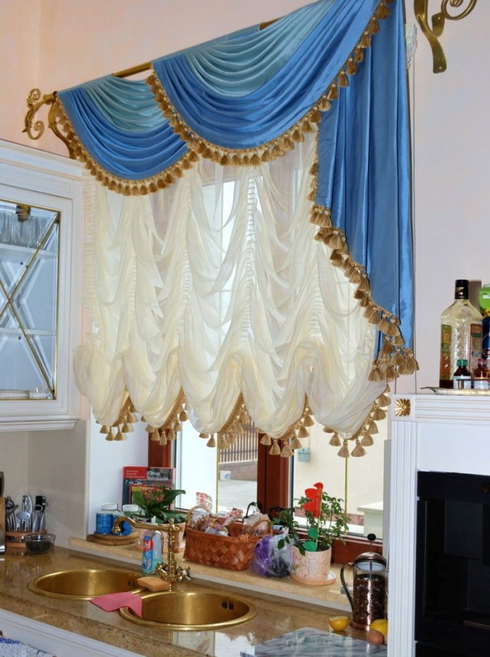 tende da sole decorate con nappe