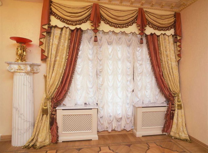 Tende alla francese su una finestra con porta-finestra