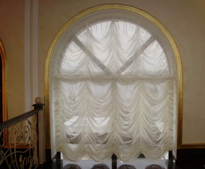 tende a tenda su una finestra ad arco