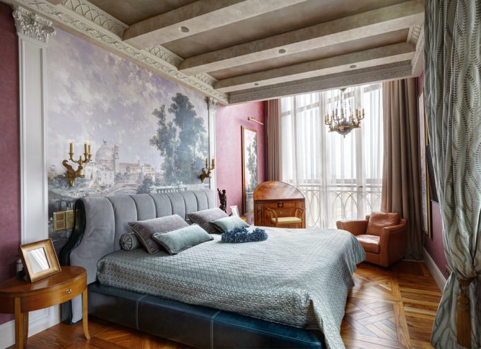 La parete della testata del letto nella camera da letto in stile classico è decorata con pittura su tessuto non tessuto