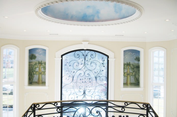 affresco con un'immagine del cielo sul soffitto